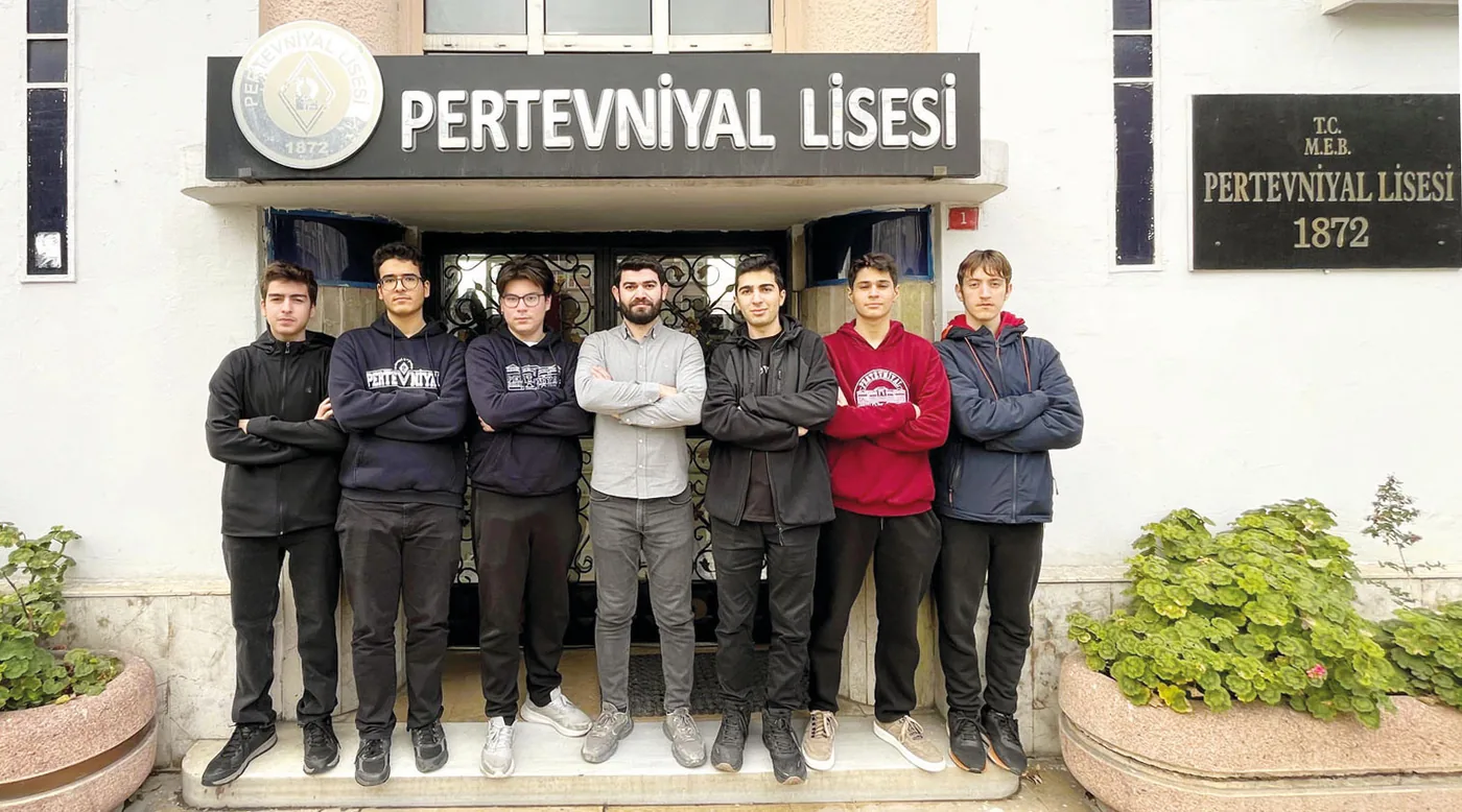 Ethosoft ekibi Pertevniyal Lisesi önünde